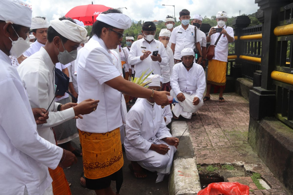 Terkait Kejadian Ulahpati di Jembatan Tukad Bangkung, Pemkab Badung Gelar Upacara Karipubaya Genah Karang Panas